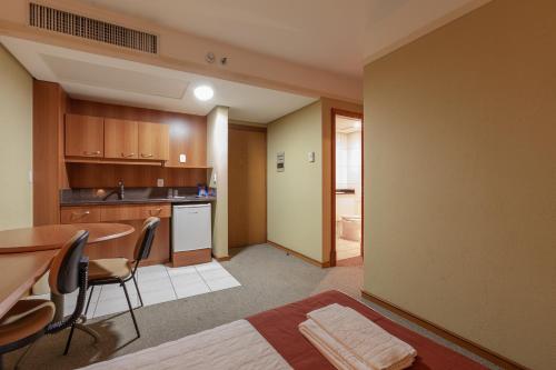 Tri Hotel Executive Caxiasにあるキッチンまたは簡易キッチン