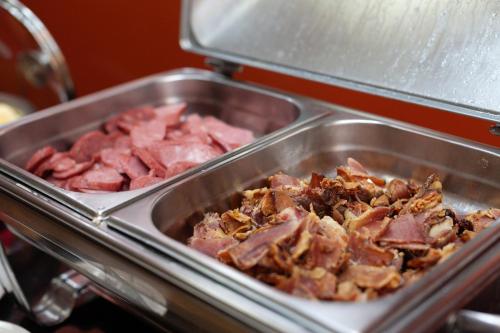 ホテルの敷地内または近くでの食事または食べ物