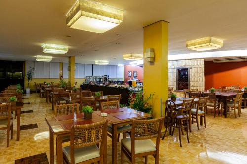 Tri Hotel Executive Caxiasにあるレストランまたは飲食店