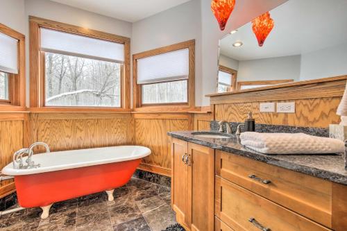 ein Badezimmer mit einer Badewanne und einem Waschbecken in der Unterkunft Cabin on Lake Superior about 11 Mi to Bayfield! in Washburn
