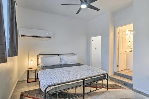 ein Schlafzimmer mit einem Bett und einem Deckenventilator in der Unterkunft Stylish Klamath Falls Unit Less Than half Mi to OIT! in Klamath Falls