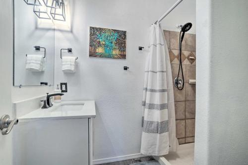 Un baño blanco con ducha y lavabo. en Stylish Klamath Falls Unit Less Than half Mi to OIT!, en Klamath Falls