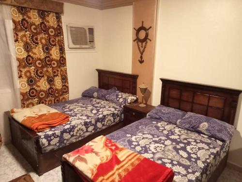 En eller flere senge i et værelse på شقق فاخرة للايجار مفروش مصر الجديدة مساكن الشيراتون