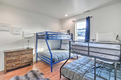 1 dormitorio con 2 literas y vestidor en Alluring Home with Fire Pit Less Than half Mi to OIT!, en Klamath Falls