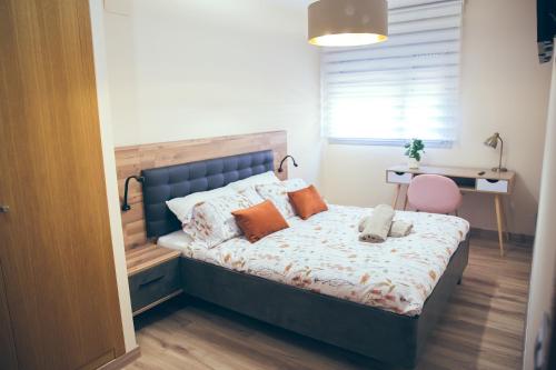 1 dormitorio con 1 cama con cabecero azul en Apartamento Centro Castellón con Parking 2, en Castellón de la Plana