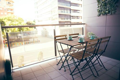 uma varanda com uma mesa e cadeiras. em Apartamento Centro Castellón con Parking 2 em Castellón de la Plana
