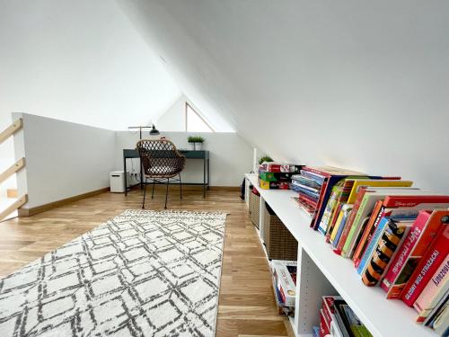Pokój z półką pełną książek w obiekcie Stodoła na podlasiu z sauną w mieście Miastkowo