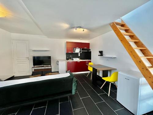 Habitación con cama, mesa y cocina. en Studio avec terrasse et entrée privative., en Orléans