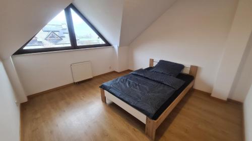Dom pod Wroclawiem23 tesisinde bir odada yatak veya yataklar