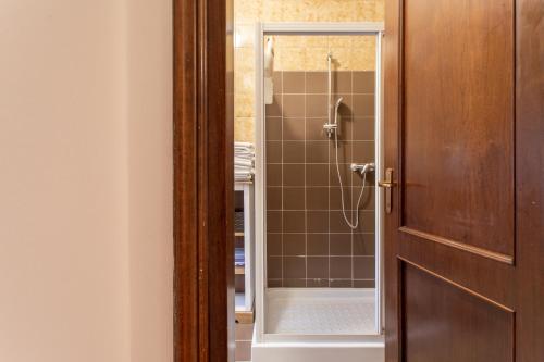 a bathroom with a shower with a glass door at Casa di Emma - Verona, Lago di Garda, Valpolicella in Negrar