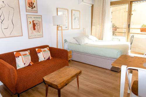 - un salon avec un canapé et un lit dans l'établissement Les Beaux Jours - Calm & Sunny balcony, à Antibes