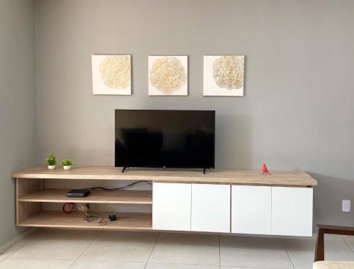 uma sala de estar com uma televisão em cima de um armário em Dois quartos com varanda - super espaçoso em Barra do Piraí