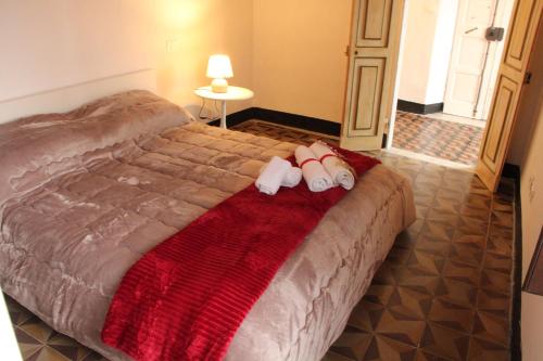 un dormitorio con una cama con dos animales de peluche en IL LEVANTE, en Lerici