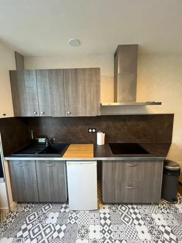 a kitchen with a sink and a counter top at La cabane verte - une nuit pour deux in Verneuil-sur-Vienne
