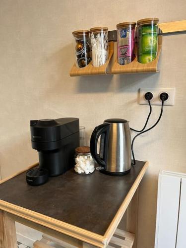 eine Kaffeemaschine auf der Theke in einer Küche in der Unterkunft La cabane verte - une nuit pour deux in Verneuil-sur-Vienne