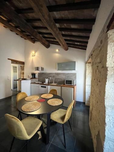 une cuisine avec une table et des chaises dans une pièce dans l'établissement 