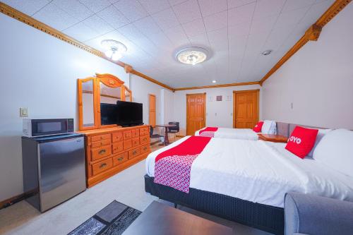 Llit o llits en una habitació de OYO Hotel Portland OR near Airport