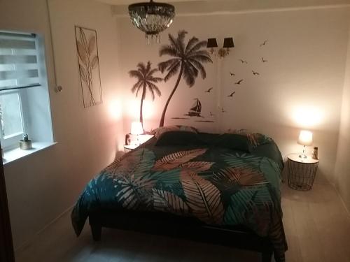Schlafzimmer mit einem Bett mit Palmen an der Wand in der Unterkunft Le clos du bief in Laives