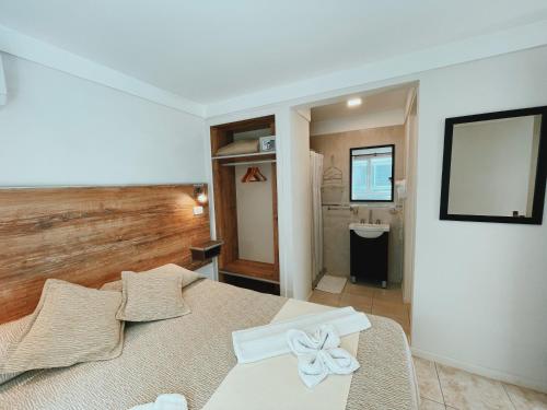 un soggiorno con letto e un bagno di Hotel Monet a Mar del Plata
