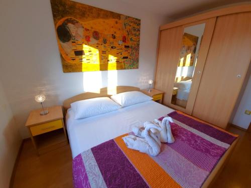 En eller flere senge i et værelse på APARTMENTS KAY