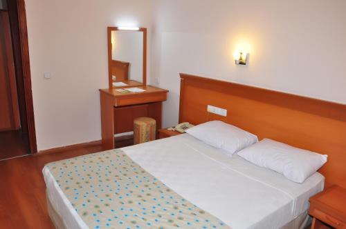 Postel nebo postele na pokoji v ubytování Cinar Family Suite Hotel Side