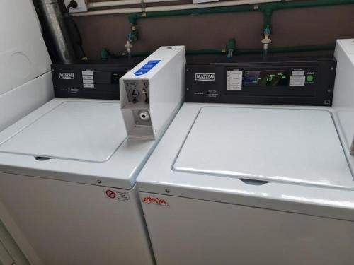 twee machines naast elkaar op een plank bij Nuevo Riverside II Ubicado estratégicamente piscina gym laundry cochera in Tigre