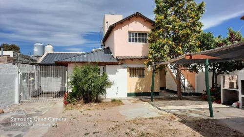 una casa con una puerta y una valla en Depto del Mar en Las Grutas