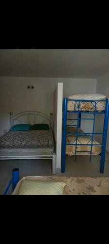 1 dormitorio con 2 literas en una habitación en Depto del Mar en Las Grutas