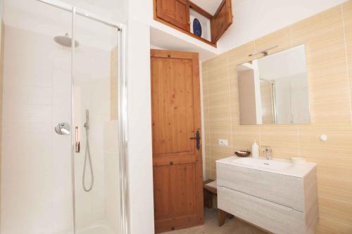bagno con doccia, lavandino e specchio di Holiday home in Torre Delle Stelle (Maracalagonis) 36747 a Torre delle Stelle
