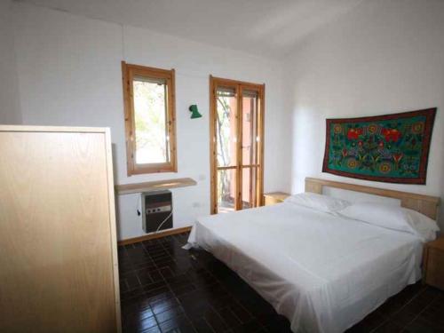 ジェレメアスにあるHoliday home in Geremeas 22929のベッドルーム1室(白いベッド1台、窓2つ付)