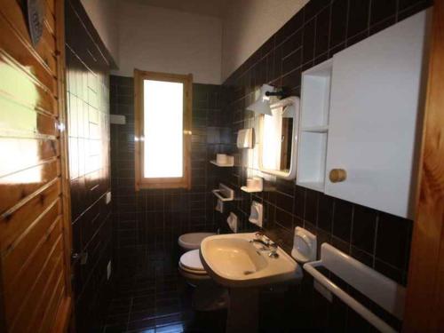 ジェレメアスにあるHoliday home in Geremeas 22929のバスルーム(洗面台、トイレ付)、窓が備わります。