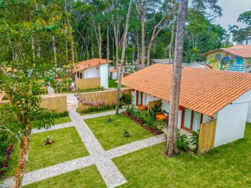 an aerial view of a house with a garden at Pousada Vila Mangaba in Arraial d'Ajuda