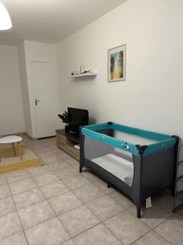 una habitación con una litera y una mesa en Superbe studio proche Disney, en Champs-Sur-Marne
