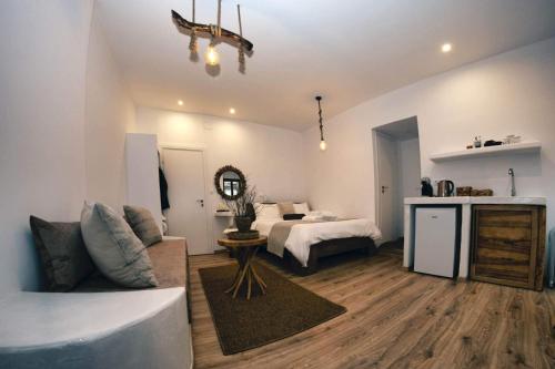 Posteľ alebo postele v izbe v ubytovaní Plaza Guest House με τζάκι