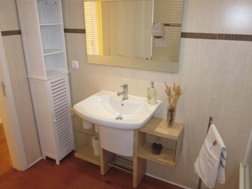 a bathroom with a sink and a mirror at Villa Hansen in Garajau - Cristo Rei in Caniço