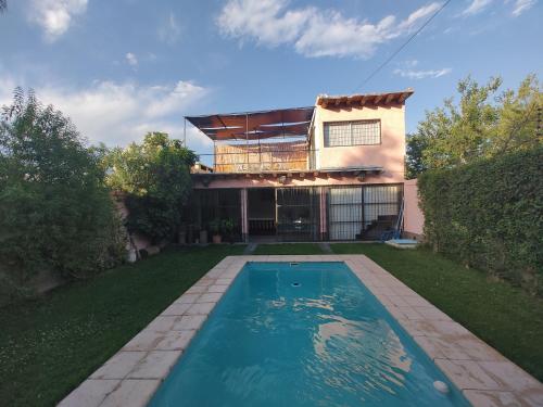una casa con piscina en el patio en EDU`S HOUSE IIi en Guaymallén
