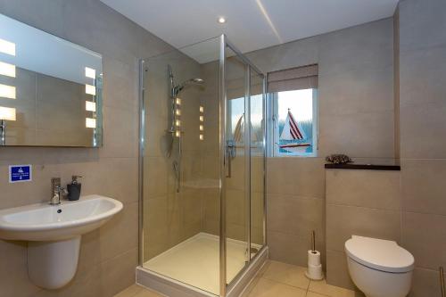 Phòng tắm tại CROYDE BAYWATCH 5 Bedrooms