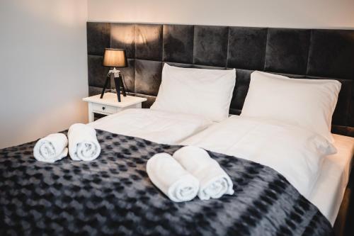 um quarto com uma cama com toalhas em Apartament Rezydencja Park 3 em Mielno