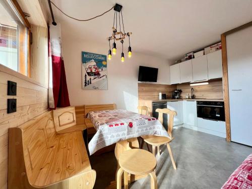 une cuisine et une salle à manger avec une table et des chaises dans l'établissement Appartement rénové avec terrasse, proche ski-bus et commerces, Notre-Dame-de-Bellecombe - FR-1-505-178, à Notre-Dame-de-Bellecombe