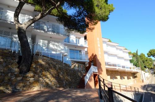 a building with a tree in front of it at Apartamentos Bonsol in L'Estartit
