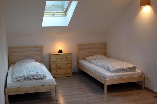 2 camas individuales en un dormitorio con tragaluz en Ferienwohnung Stefanko, en Bernau