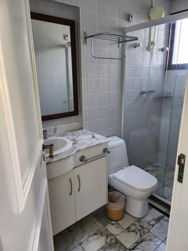 La salle de bains est pourvue de toilettes, d'un lavabo et d'une douche. dans l'établissement AGUAS DE SÃO PEDRO VIP, à Águas de São Pedro