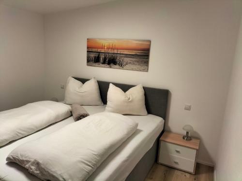 - une chambre avec 2 lits et une photo sur le mur dans l'établissement Appartement Seeleben, à Bodensdorf