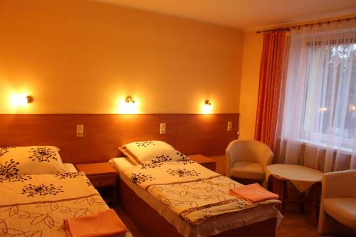 Ένα ή περισσότερα κρεβάτια σε δωμάτιο στο Zajazd Jagnar