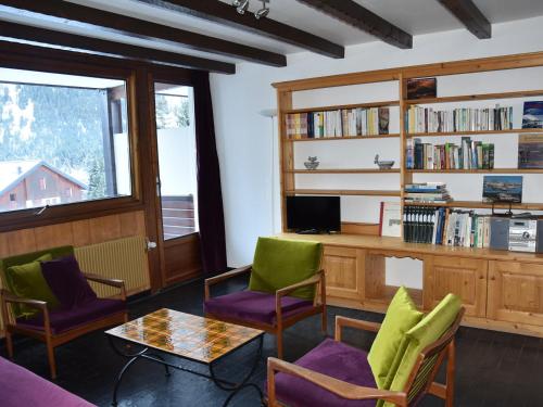 - un salon avec des chaises, une table et des étagères dans l'établissement Appartement 3 pièces, proche pistes, 6 pers., 2 ch., lave-vaisselle, lave-linge - FR-1-464-197, à Pralognan-la-Vanoise