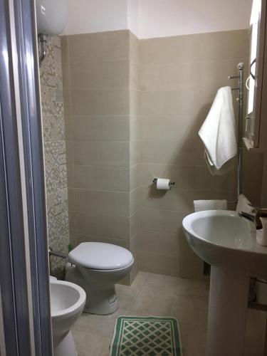 ランペドゥーザにあるVittorio Emanuele Apartmentsのバスルーム(トイレ、洗面台付)