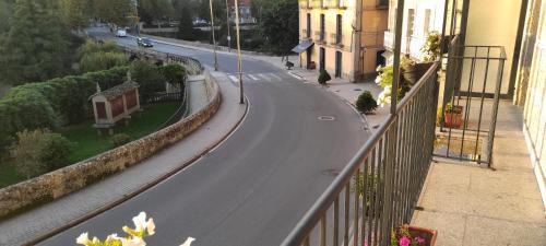 a view of a road from a balcony at Apartamento Portovello con vistas al río in Allariz
