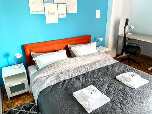 Un dormitorio con una cama con dos toallas encima. en Peti, en Belgrado