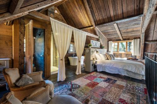 Val-des-LacsにあるCHALET NAHÉLÉの木製の天井の客室で、ベッドルーム1室(ベッド1台付)