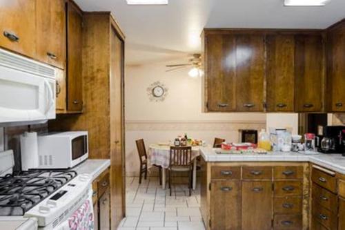 een keuken met een fornuis en een tafel. bij Beautiful House with Fantastic view in Azusa in Azusa